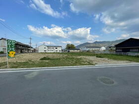 【現地土地写真】<BR>JR和歌山線「笠田」駅まで自転車で6分(約1380～1450m)の立地にあります。幼稚園・小学校が徒歩4分圏内で子育て環境◎。/現地（2023年4月）撮影