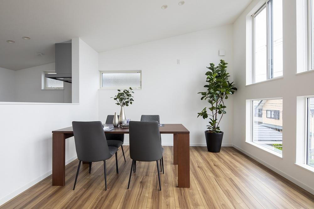 【建物プラン例】<BR>建物価格：2100万円<BR>建物面積：115.70m<sup>2</sup><BR>間　　取：4LDK