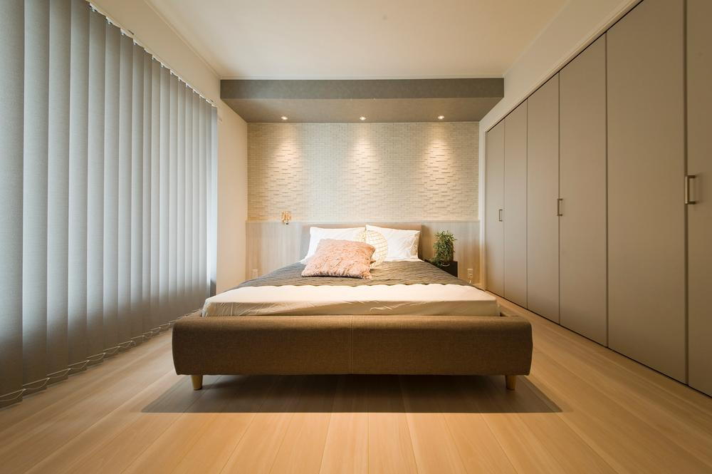 【主寝室】<BR>ベッドスペースと書斎スペースの2つの空間を程良くゾーニングした主寝室。ベッドスペースは下がり天井に加えて、調湿機能のあるエコカラットを施した上質な空間に仕上げています。