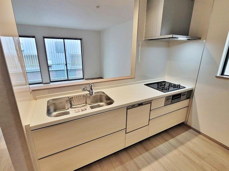 【3号棟】<BR>家事をしながら、ご家族とのコミュニケーションが取りやすい、対面式キッチン。<BR>作業スペースもゆとりあるキッチンで、普段のお料理も楽しくなる