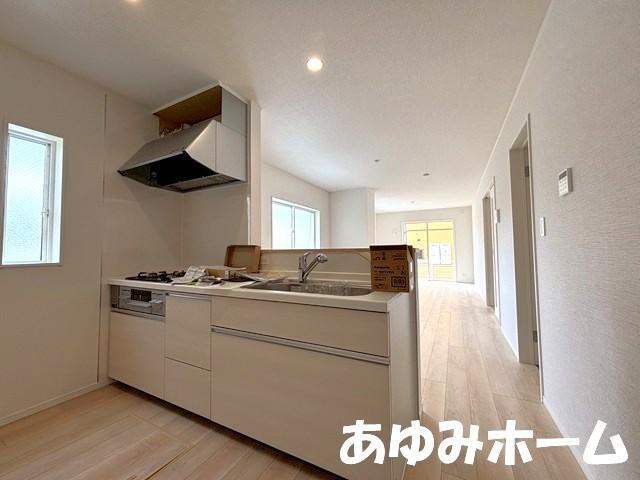 【キッチン写真・２号棟】<BR>カウンターのあるキッチンは、家族とのコミュニケーションを取ったり小さいお子さんの様子を見守りながら安心して料理ができます。
