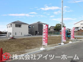 現地外観写真　全景<BR>外観を美しく保ち、雨水で汚れを落とすセルフクリーニング機能付き外壁サイディング！外構費・水道分担金含む！