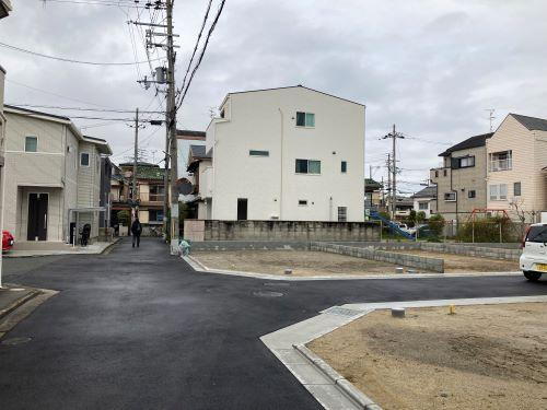 ＜現地 東から西＞<BR>大阪と京都の中心市街地へそれぞれ30分、40分圏内と双方へのアクセスに優れた当駅から歩いて10分。閑静な戸建て住宅街の一角に「敷島ステラ 枚方・出口」が誕生。