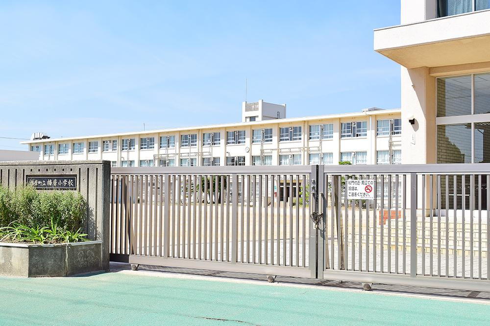 播磨町立播磨小学校まで340m 徒歩4分～5分。「 知・徳・体の調和のとれた児童の育成」を学校教育目標とする小学校です。学校HPでは、学校行事予定表や時程表などを確認する事ができます。