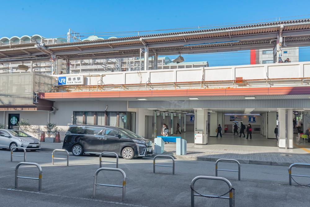 JR神戸線「垂水」駅まで1785m 徒歩約21分、自転車約8分（約1765m～1785m）。通勤に便利な快速停車駅です。快速利用で、「三ノ宮」駅へ約18分、「大阪」駅へ約46分で到着します。ショッピングモールが隣接し、帰宅前の買い物も◎