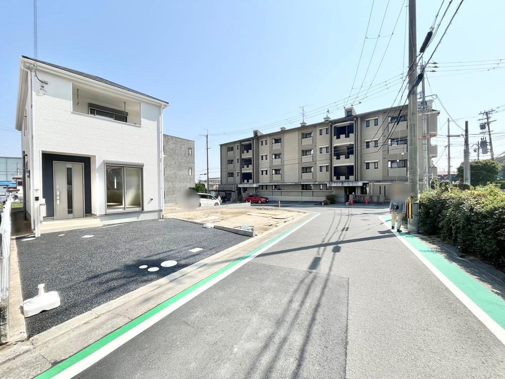 【　前面道路　】<BR>西側の道幅は約６ｍありますので、開放感はもちろん、日当たりも良好です。住宅性能表示制度に基づくグループ統一の品質基準で、良質な住まいを供給しています。