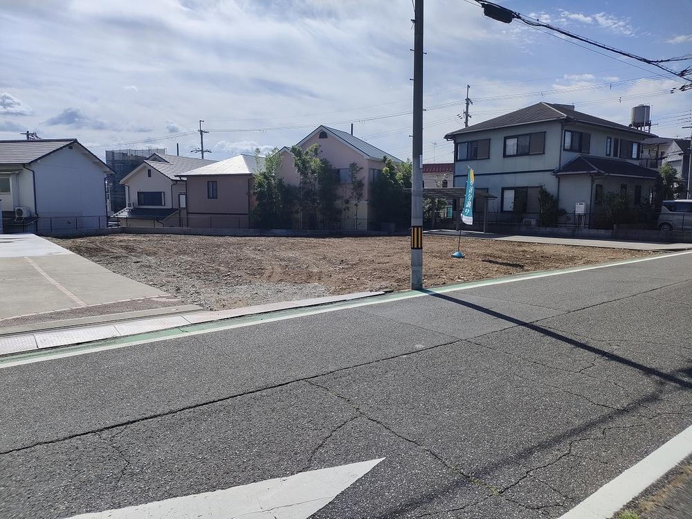 【現地写真】<BR>前道幅員約６.４ｍの道路で、お車の出し入れもラクラクです♪