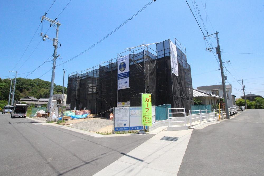 分譲地内のため、道路は綺麗に整備されています。幅員6mでお車の出し入れもしやすい広さです。