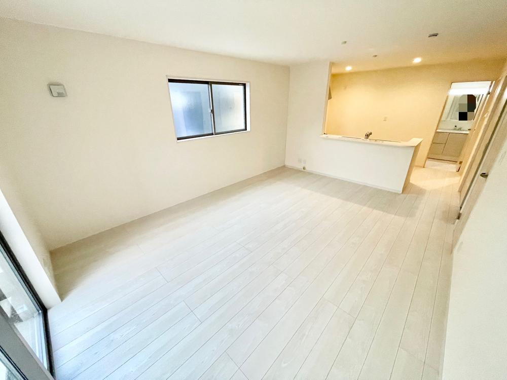 ◆８号棟◆家族の会話や笑顔が行き交うリビングです。子供が走ってる姿を見ながら、大きなソファやダイニングテーブルでゆったり食事をしたりくつろぎたい♪そんな夢が叶えられる空間です！