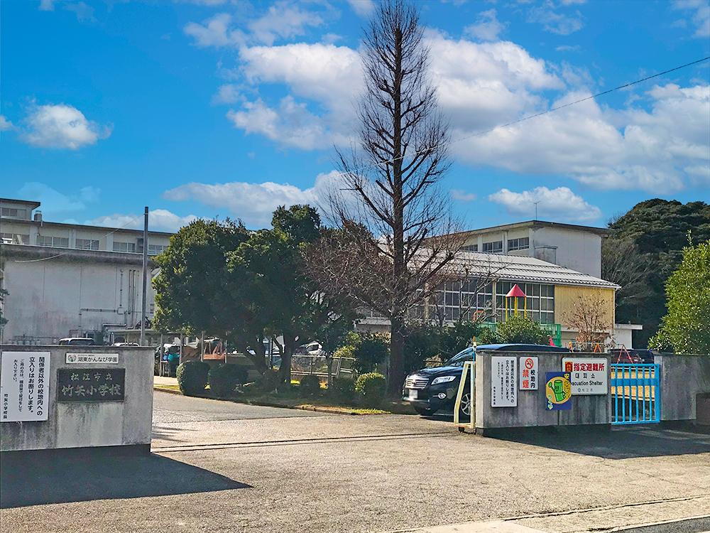松江市立竹矢小学校まで1520m 「豊かな心と知恵をもち、たくましく生きる子どもの育成」を学校教育目標に掲げる小学校です。