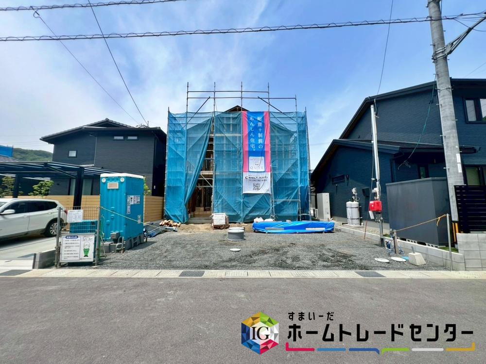 ☆現地の様子☆<BR>両面道路が６ｍあるので、車庫入れが苦手な方でも安心して入れられます。