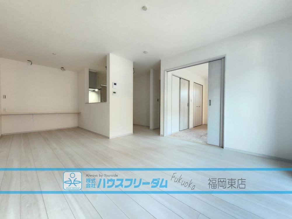 【2号棟】<BR>シンプルかつスタイリッシュなリビングダイニング。ご家族やお客様との時間など、多くの時を刻む空間。何気なく過ぎる時でさえも上質なひと時となる快適な空間を目指して。