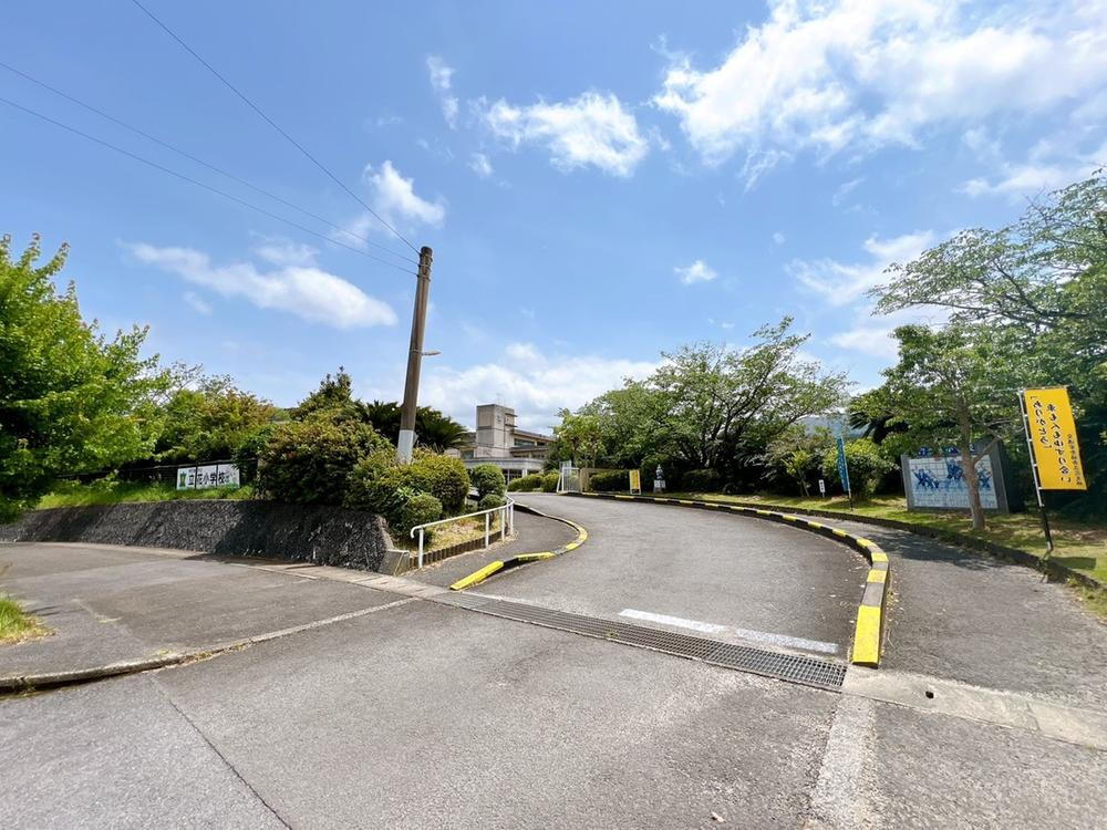 伊万里市立立花小学校まで1400m 徒歩18分。