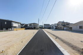 真ん中に道路を挟んで右と左に土地がある形の分譲地となります。道路はこれからアスファルトを敷いてきれいになりますよ。道路幅もしっかりありますので運転や駐車も安心です♪