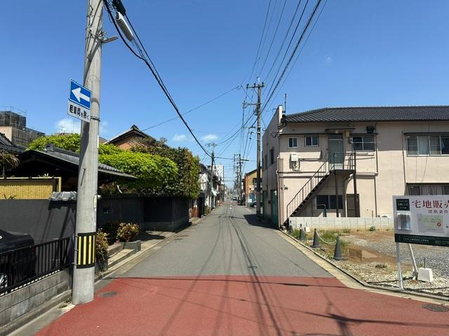 西側道路になります。幅員約6ｍ。見通しの良いまっすぐな道路なので、お子様とのお散歩なども安心してできます。※2025年4月撮影。