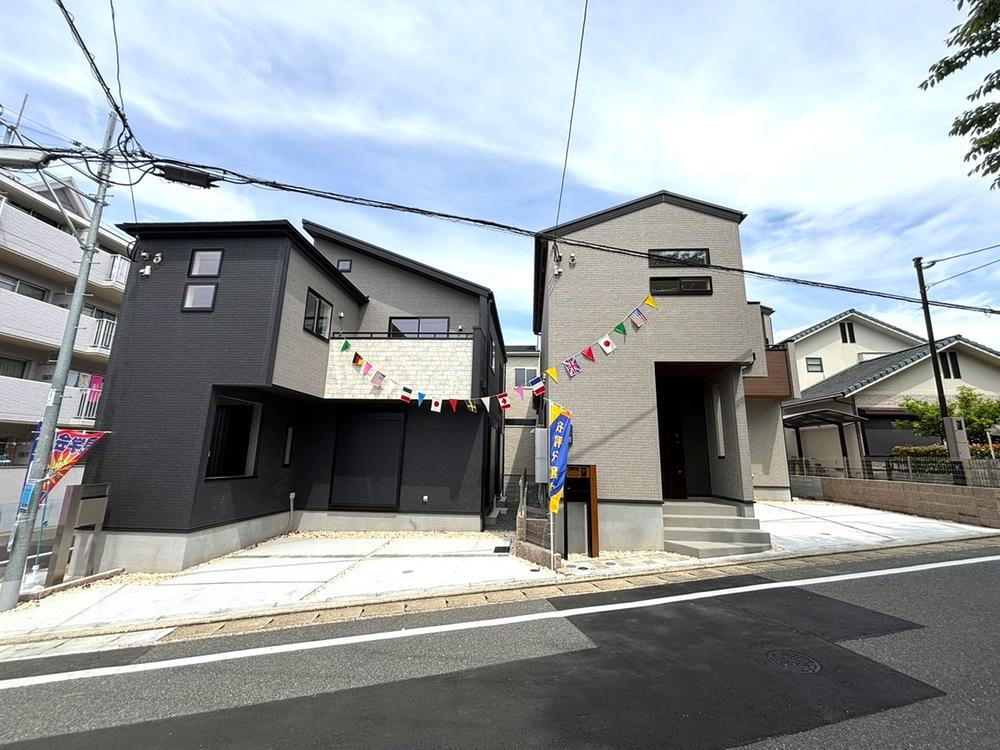周辺環境充実♪全8棟！閑静な住宅地にお洒落な建売住宅が出来ました♪（左1号棟・右8号棟）