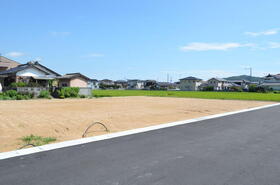 閑静な住宅街にありJR行橋駅まで徒歩で11分と利便性ある分譲地です。<BR>平屋建築ができる分譲地です。<BR>同分譲地内に平屋建てを見学できるモデルハウスが2棟あります。