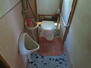 いわき市泉町黒須野字江越　中古住宅 トイレは男性用と便座式があります。便座式は汲取り式ですが、最近の汲取り式のトイレは水栓で臭いあがりが