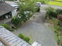 いわき市泉町黒須野字江越　中古住宅 二階からお庭の写真です。目の前の道路は泉町と植田町を結ぶ道路で交通量はあります。