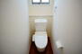 飯塚市潤野７期　４号棟　新築戸建 同仕様写真。ウォシュレット付トイレです。節水機能もあるので、安心して使えますね。もちろん、1階2階の2