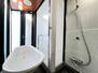 阪根宏彦氏　設計九段の家 新規バスタブで、明るいです。