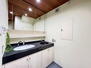 阪根宏彦氏　設計九段の家 身支度に便利なダブルボウルの洗面台です。