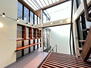 阪根宏彦氏　設計九段の家 マホガニー材と吹き抜けが印象的な明るいお部屋です。
