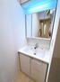 荒川区東尾久４丁目戸建て 身支度に便利な三面鏡付きの洗面台です
