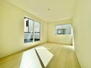 草加市谷塚町　新築戸建 2階洋室8.2帖◎バルコニーに面した明るく風通しの良いお部屋です。