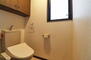 戸建　市川市大洲１丁目 3階トイレには上部吊戸棚がございます。