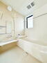 佐野市赤坂町１０期 浴室（3号棟）｜清潔感あふれる浴室には、カビを防ぎ雨の日でも洗濯物を乾かせられる浴室暖房乾燥機を標…