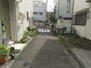 大田区仲六郷１丁目 前面道路を撮影しました。（2022年8月26日撮影）