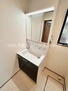 江戸川区北篠崎２－２８－１８ 3面鏡の洗面台収納力豊富で細かいものでちらかりやすい洗面所をキレイに保つことができます。
