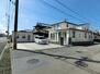 松山市柳原中古住宅 開放感のある北東角地、バス停そばです。