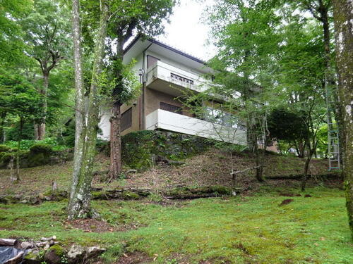 箱根・仙石原　広々庭園付き大型別荘 庭からの外観