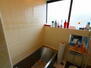 窓の付いている浴室です。自然換気ができ、清潔感を保ちます。