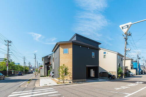 新潟市中央区緑町　２階リビング、２人暮らしの家 外観。外壁のメインはガルバリウム鋼板、アクセントにレッドシダーを使用。