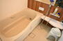 稲穂町西１（北広島駅）　５２００万円 アクセントパネルがナチュラルな雰囲気にしてくれるバスルームです。1日の疲れをゆったりと癒していただけます。ワイドミラーがより浴室を広く見せてくれる効果も。