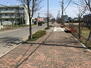 稲穂町西１（北広島駅）　５２００万円 道路はしっかりと整備され、歩道も設置されているので小さなお子様がいるご家族にも安心の立地です。現状、隣地は市が所有し、建物がないため日が遮られる心配もございません。