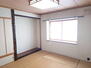 厚別西五条２（厚別駅）　２０４０万円 １階８帖和室です。収納が多く、仏間も確保されております。こちらも南向きの窓があり、明るいお部屋です。