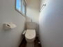 北郷３条１２丁目　１８００ 窓付きで光が差し込む清潔感のあるトイレです。