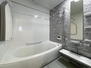 【ジョンソンホームズの建売　ＳＯＵＨＯＵＳＥ】本通１２丁目南 お風呂の床はやわらかく、W断熱構造で冬もヒヤっとしません。乾きやすくお手入れも簡単なのが嬉しいポイント。（2024年3月撮影）