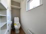 【ジョンソンホームズの建売　ＳＯＵＨＯＵＳＥ】本通１２丁目南 お掃除がしやすい形状でいつもクリーンな環境に。少ない水量でもしっかりと洗浄してくれる節水型トイレです。（2024年3月撮影）