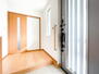 大槻町字八坦　２７５０万円 玄関ホールにも窓がついており、日中は常に明るく気持ち良い玄関。