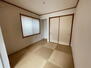 相互台４　１７００万円 リビングからの続き間で和室がございます。<BR>フチなし半帖畳は、リビングとの調和を図れるスタイリッシュな和室です。