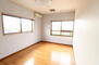 こあら２（酒田駅）　２７００万円 ２階洋室は２方向に窓もあり、明るいお部屋です。