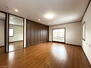小鳥沢１　１８９９万円 【リフォーム完了】2階の一番広いお部屋です。フロア、壁紙、照明を新品にしました。3帖分の収納付きです