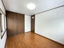 小鳥沢１　１８９９万円 【リフォーム完了】2階の居室です。フロア、壁紙、照明を新品にしました。