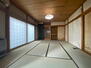 千秋中島町（秋田駅）　１２８０万円 日差しがうれしい和室。大窓からの見晴らしも気持ちいいです♪