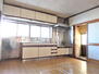 北沢字鍋倉　４９５万円 キッチン＆ダイニングスペースは約９帖！キッチンの前面には陽が射し込む窓が完備され陽当たり良好♪